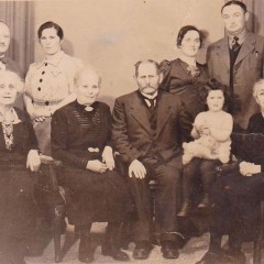 Sidney Mayer's parents, his grandparents on his mother's side and his mother's sister with her husband